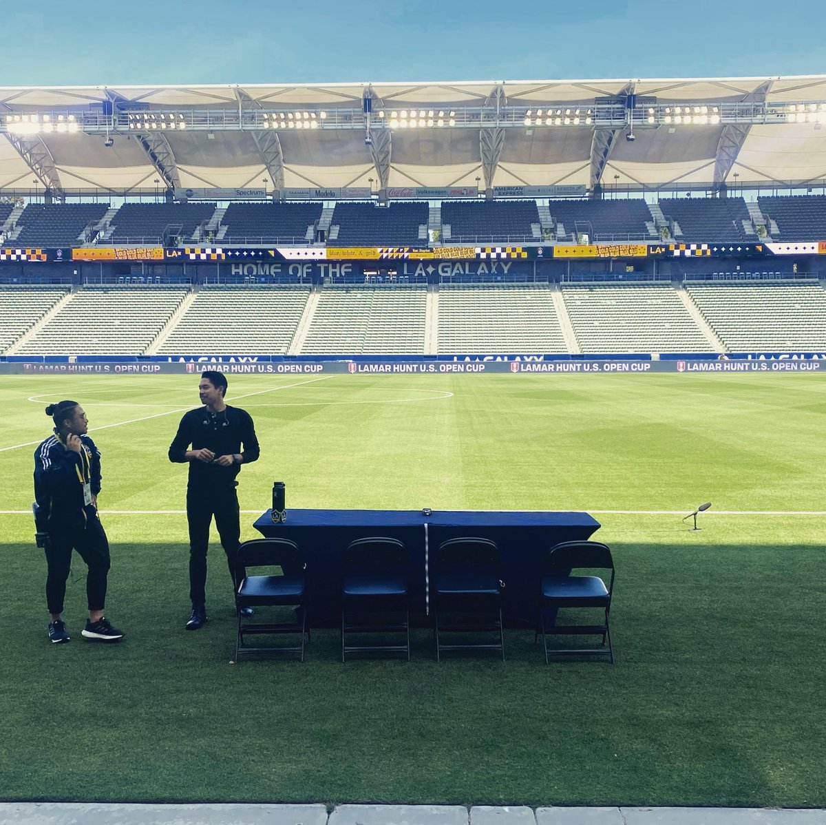 JasonFarol's tweet photo. Sound ✅. Saaaanging tonight 🙌🏼 #LAgalaxy https://t.co/wlom9LWAiI