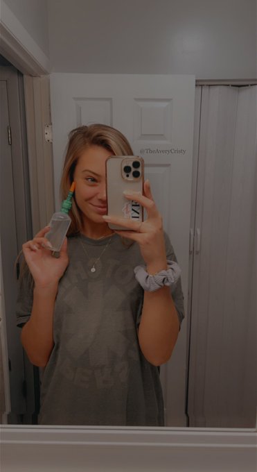 Guess what kind of custom videos I&rsquo;m filming for my fans 😈🍑💦 https://t.co/eeUSRKcdlu