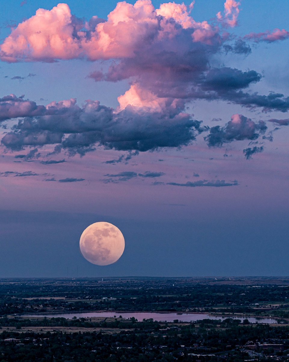 A spectacular moonrise…
#denver #eclipse #Astrophotography
