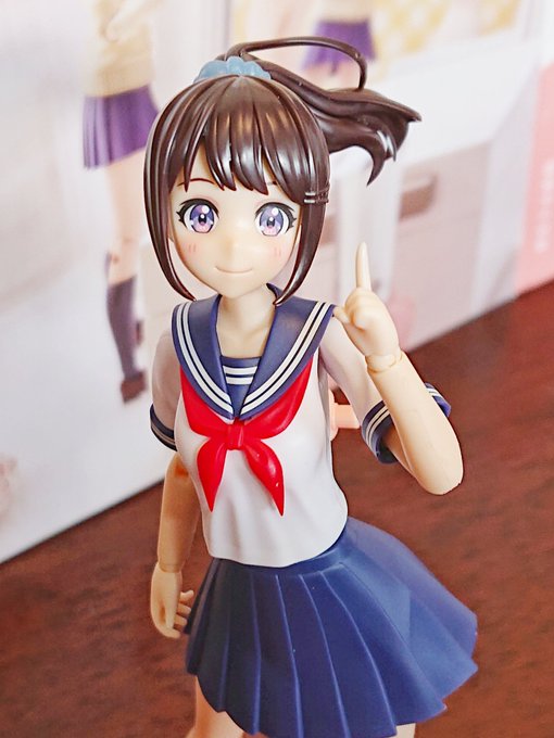 普通の顔でも。
デフォでセーラー服の白ラインは入ってるし、表情パーツは4種類に髪型3種類で、オプションパーツ無くても十分ひとつに絞れない遊び幅です。まだ組んでないけど姿勢別のボディやスカートもある。見た目の印象以上に内容が充実している…… 