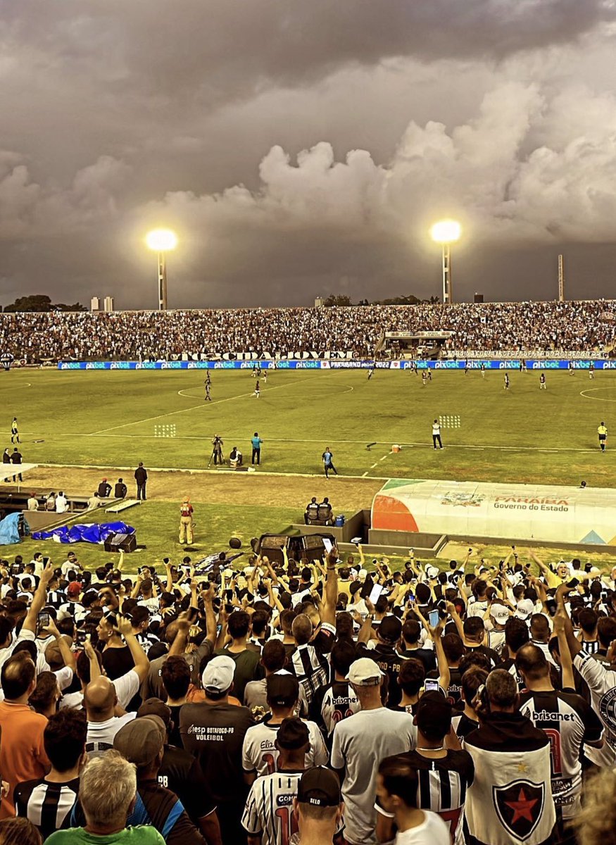 belomilgrau's tweet photo. Ninguém ganhou mais estaduais que o Botafogo, nem na história e nem nos últimos 10 anos. Nenhum outro time do estado venceu o brasileiro e nenhuma torcida faz o que a nossa faz, balançar as duas arquibancadas do estádio.

Nas boas e nas más, sempre Botafogo Futebol Clube. https://t.co/LxySvBNoGI