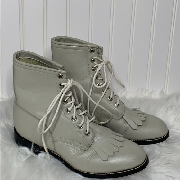 estateoforder's tweet photo. So good I had to share! Check out all the items I'm loving on @Poshmarkapp #poshmark #fashion #style #shopmycloset #justinboots #converse #guess: https://t.co/dLUJM56F0E https://t.co/B1WRqHTh42