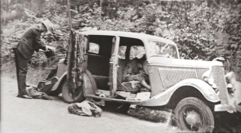 historydefined's tweet image. On this day in history 1934, Bonnie and Clyde were killed in a police shoot-out near Gibsland, Louisiana.

Read more: amzn.to/3NoShaO
