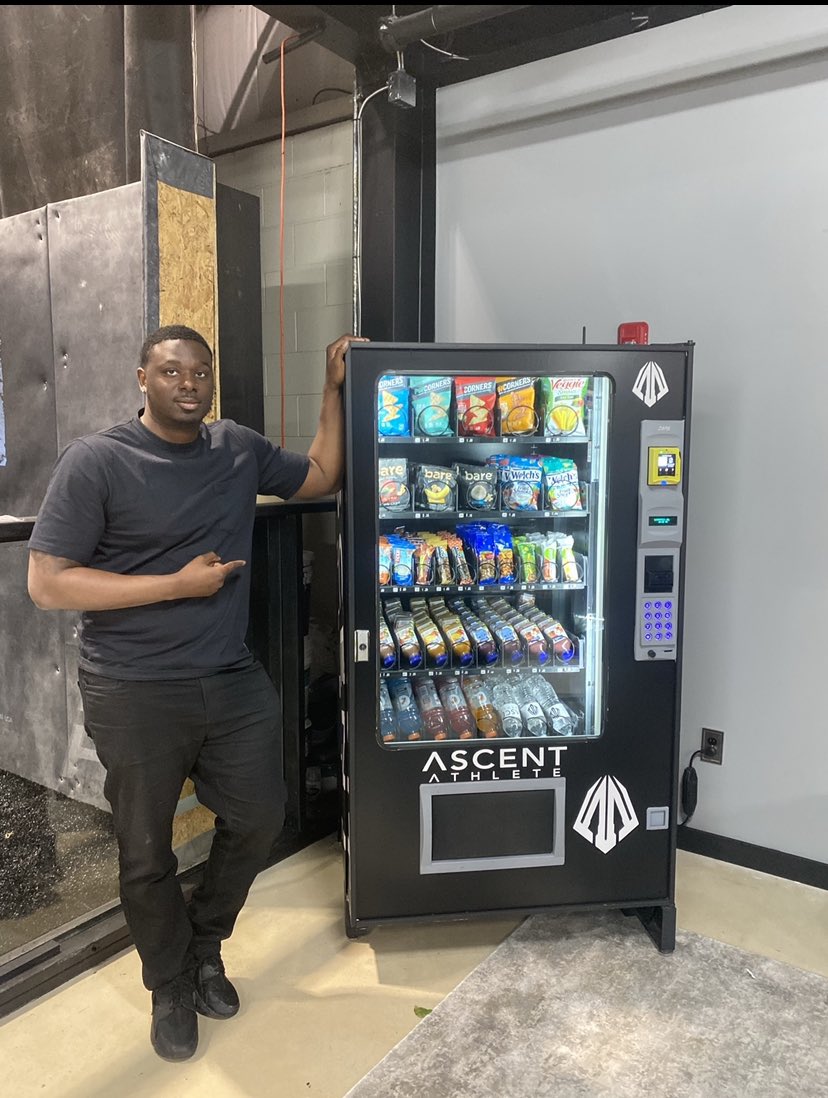 Theselfcareking's tweet photo. I posted the picture on the left last month celebrating me getting another machine. Someone texted me I was fat. It did hurt my feelings because I ain’t get no congratulations lol. But it did motivate me to start working out a little more https://t.co/YYtKK38MEd