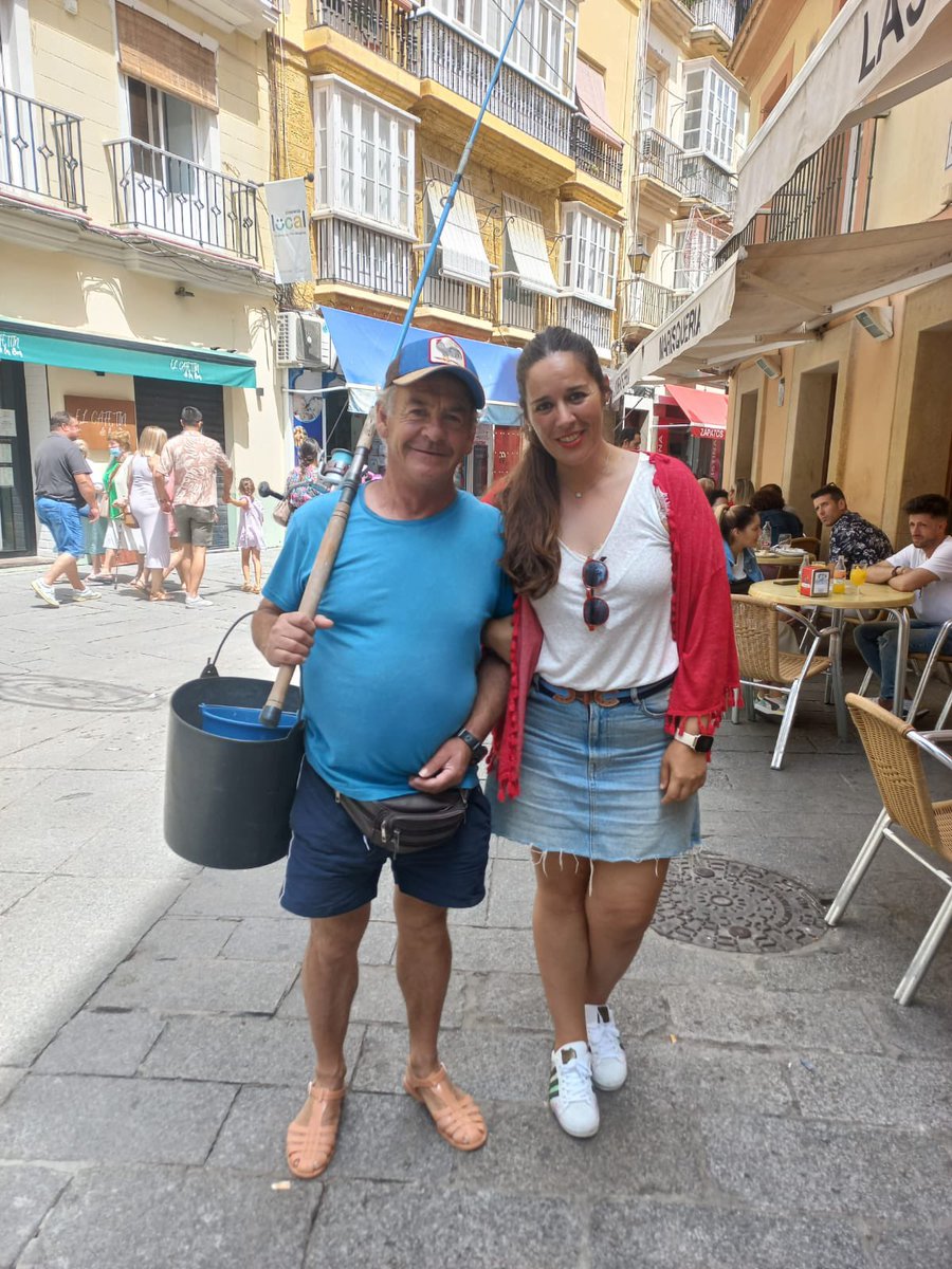 azaruski's tweet photo. @JonathanPG1985 hoy en la #ostionada me he podido hacer una foto con un gaditano original 😉 gracias Jonan por hacer LA COMPARSA de este año. 🤩 #Cadiz #COAC22 #carnavaldecadiz2022 #losoriginales #elfalla @diariocadiz https://t.co/ROPA2ys8dx