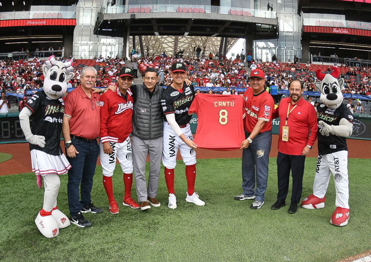 LosPiratasMx's tweet photo. RECONOCIMIENTO AL BRONCO
Jorge "El Bronco" Cantú quien se encuentra en su temporada de despedida en el béisbol de la Liga Mexicana recibió un reconocimiento por parte de los filibusteros.
📝Lee la nota completa aquí ⬇️
https://t.co/e8PawCdZYB https://t.co/RNFlbrKMyv