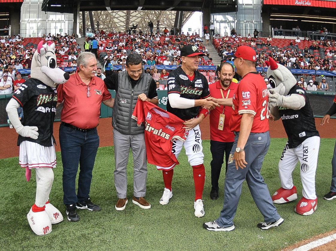 LosPiratasMx's tweet photo. RECONOCIMIENTO AL BRONCO
Jorge "El Bronco" Cantú quien se encuentra en su temporada de despedida en el béisbol de la Liga Mexicana recibió un reconocimiento por parte de los filibusteros.
📝Lee la nota completa aquí ⬇️
https://t.co/e8PawCdZYB https://t.co/RNFlbrKMyv