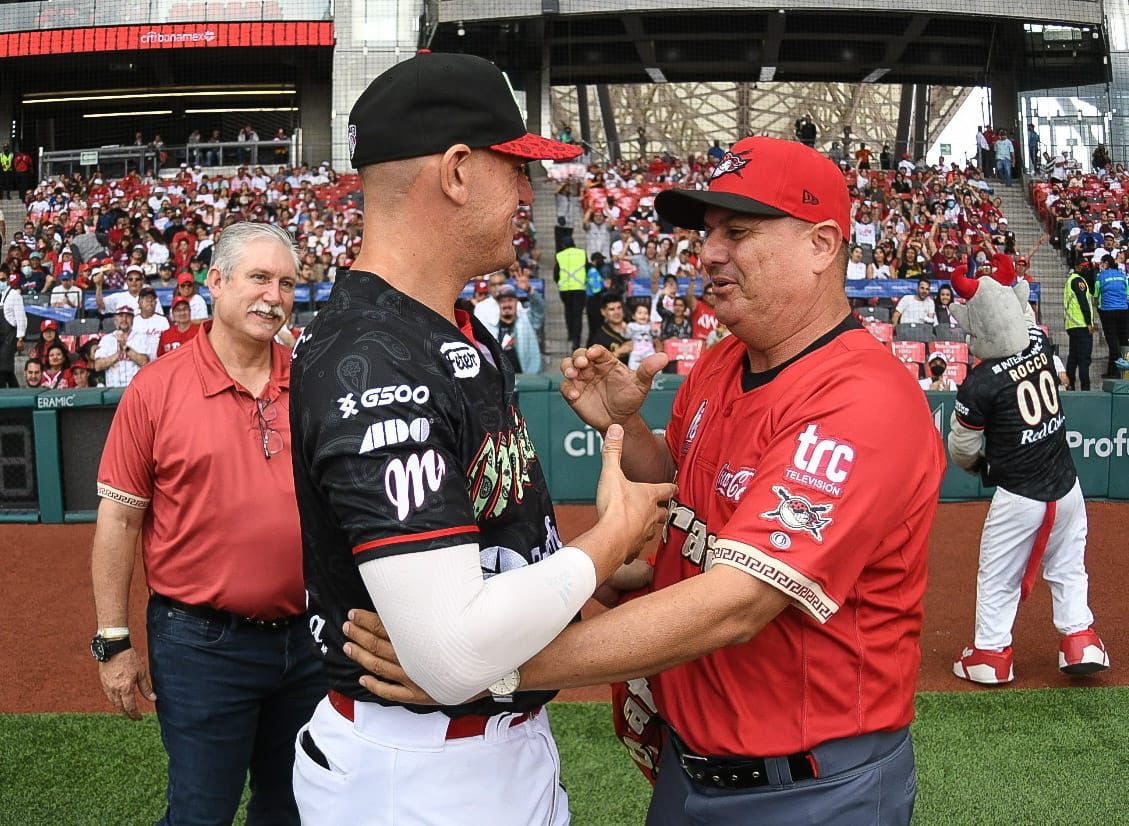 LosPiratasMx's tweet photo. RECONOCIMIENTO AL BRONCO
Jorge "El Bronco" Cantú quien se encuentra en su temporada de despedida en el béisbol de la Liga Mexicana recibió un reconocimiento por parte de los filibusteros.
📝Lee la nota completa aquí ⬇️
https://t.co/e8PawCdZYB https://t.co/RNFlbrKMyv
