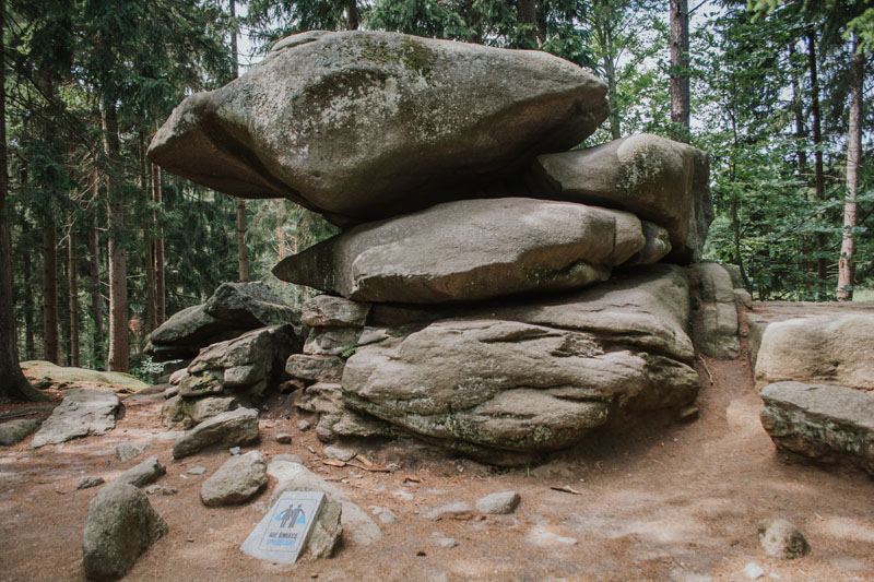 MC_Floh's tweet photo. @lastrealhumans #Chybotek ("Sugar Bowl", Szklarska Poręba/Polen)
The top rock (Ø 4 m) of this granite boulder group can easily be made to swing.
Associated with numerous Walloon legends & mountain spirit lore. Acc. ancient tales the mysterious rock was supposed to conceal an treasure chamber. https://t.co/Q7e2KTDWcU