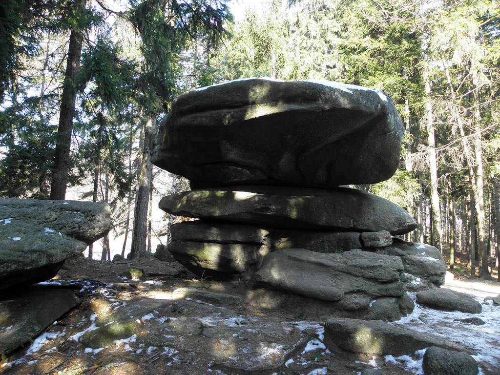 MC_Floh's tweet photo. @lastrealhumans #Chybotek ("Sugar Bowl", Szklarska Poręba/Polen)
The top rock (Ø 4 m) of this granite boulder group can easily be made to swing.
Associated with numerous Walloon legends & mountain spirit lore. Acc. ancient tales the mysterious rock was supposed to conceal an treasure chamber. https://t.co/Q7e2KTDWcU
