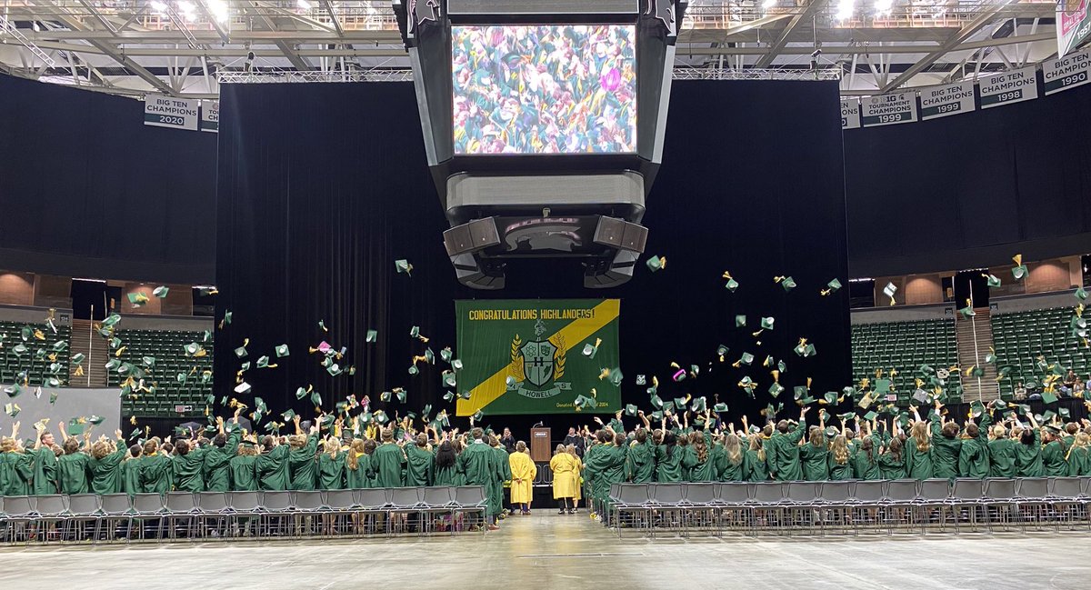 EMacG14's tweet photo. Loved celebrating you yesterday Class of 2022. Go swing big. #OneHowell #HighlanderForLife @HowellMISchools https://t.co/OxiAJaf2BY