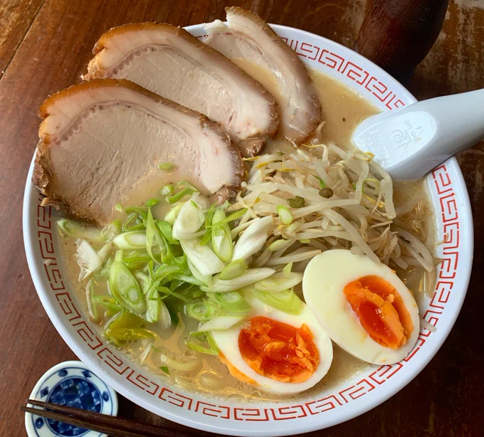 夕食の山頭火ラーメンめちゃくちゃおいしかった。。。焼豚も2日かけて手作り!パブでビール飲んだら意外と本格的に酔っ払ってしまい、酔拳かっつー動きで何とか夕食作った笑。#葉キッチン 