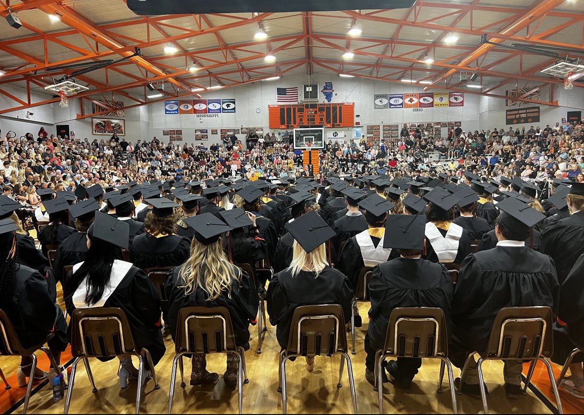 HHSNewsStaff's tweet photo. As you step into your first week as a high school grad, always remember the orange and black stripes that will forever cheer you on… 🖤🐯🖤
Good Luck, Class of 2022! 

Photo by: Jaci Bethel https://t.co/AsurNJyyZO