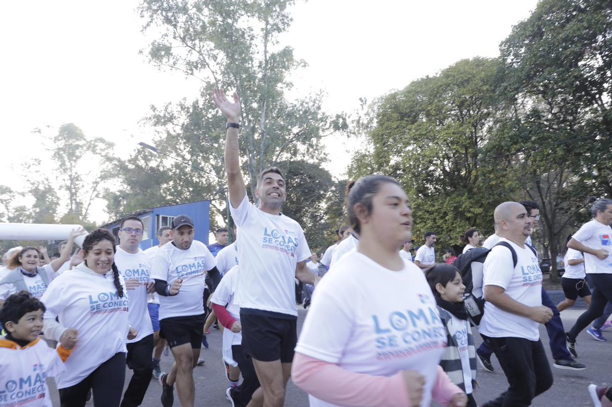 minsaurralde's tweet photo. ❤| Los vecinos y vecinas se sumaron a la maratón #LomasSeConecta, la iniciativa histórica del @MunicipioLdeZ para concientizar sobre personas electrodependientes.
@alferdez
@CFKArgentina
@Kicillofok
@marinalesci
@oficialAAdED1
@mstefanizzi
#LomasEsEnEquipo https://t.co/TQiZnXx0XI