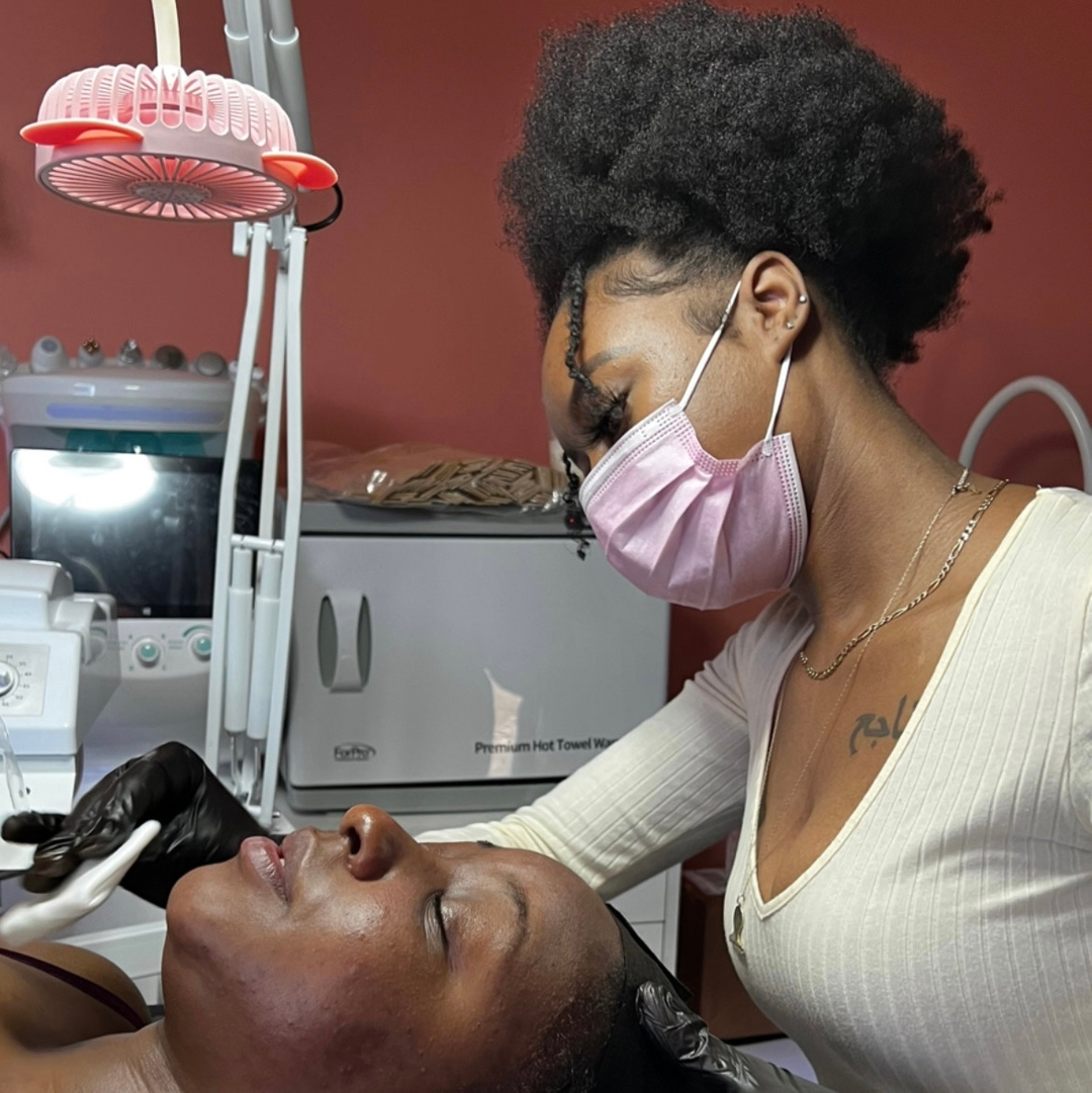 takiyamonaie's tweet photo. Loyalty. Respect. Passion. Dedication. Knowledge.

5 things that can make the perfect esthetician. #thingstodoinhouston #houstonesthetician #houstonspa #pvamu #txsu #houstonentreprenuer #stufftodoinhouston #blackesthetician #blackskinspecialist https://t.co/YegFdKmD3J