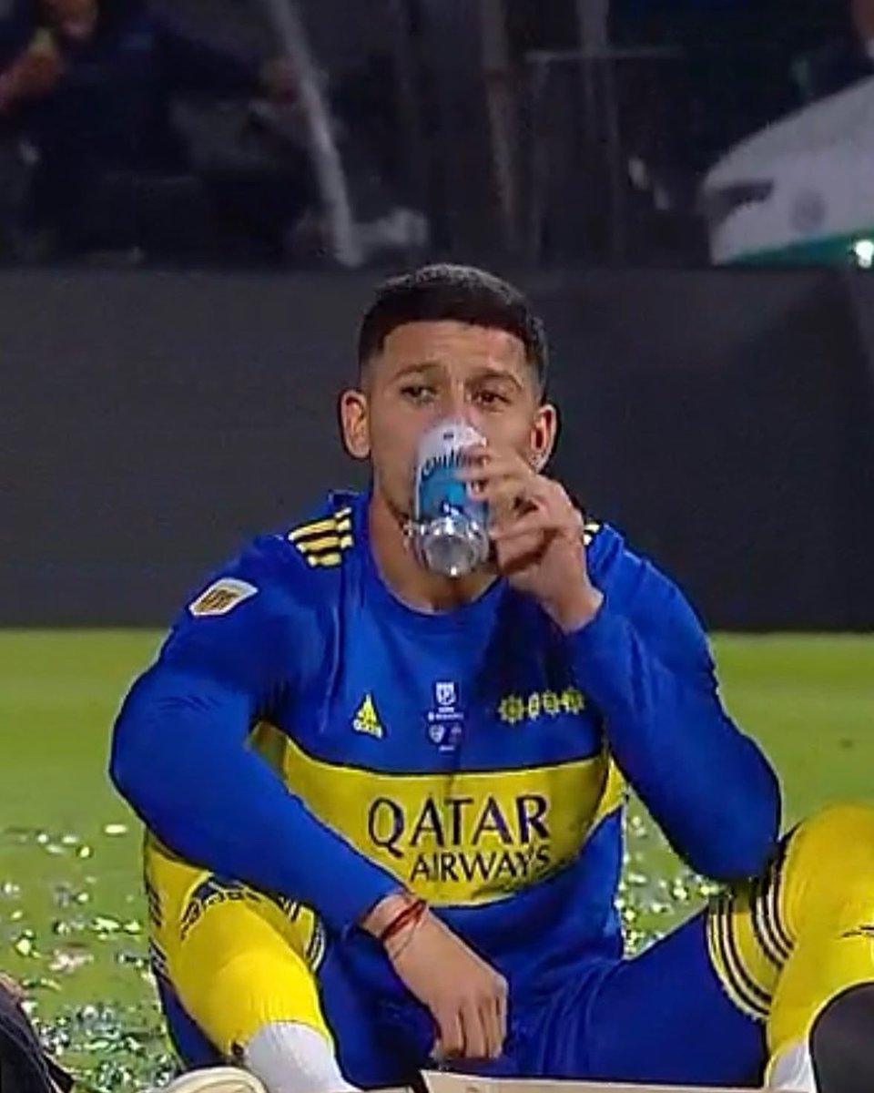 TyCSports's tweet photo. El que es campeón festeja COMO QUIERE 🚬🍺 https://t.co/aEEWttcnsz