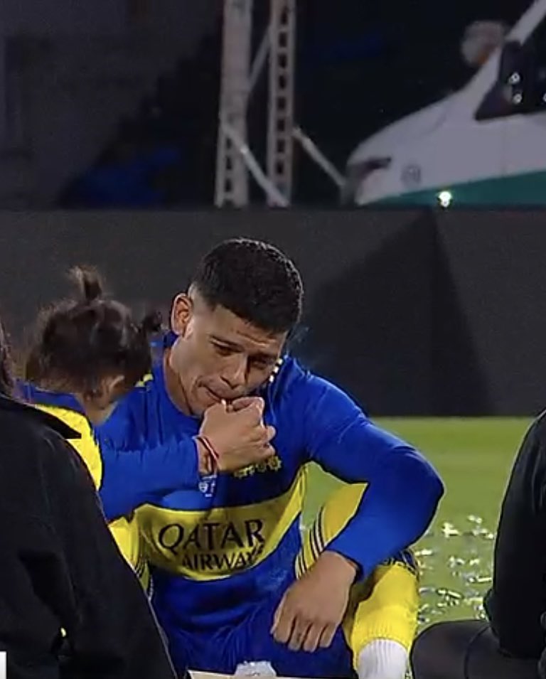 TyCSports's tweet photo. El que es campeón festeja COMO QUIERE 🚬🍺 https://t.co/aEEWttcnsz