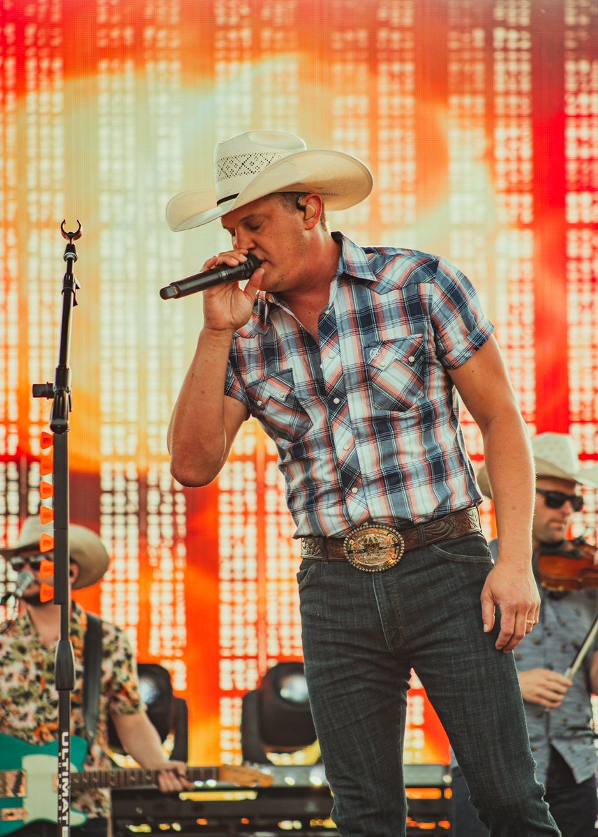 iam_freddymac's tweet photo. Outdoor Concert Season is back and I'm here for it! Ft the one and only @JonPardi #SummerVibes #countrymusic https://t.co/slVVCRtMev
