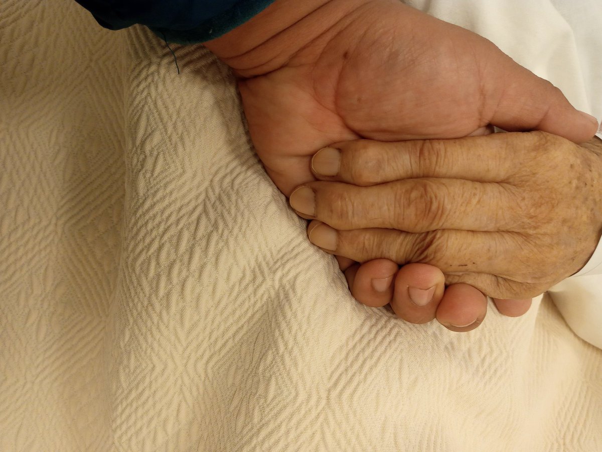 maximil70676253's tweet photo. Agradezco a Dios de forma inmensa por haberme dado la posibilidad de despedirme de ti abuelita ❤❤🥺 https://t.co/IHKV30jyjk