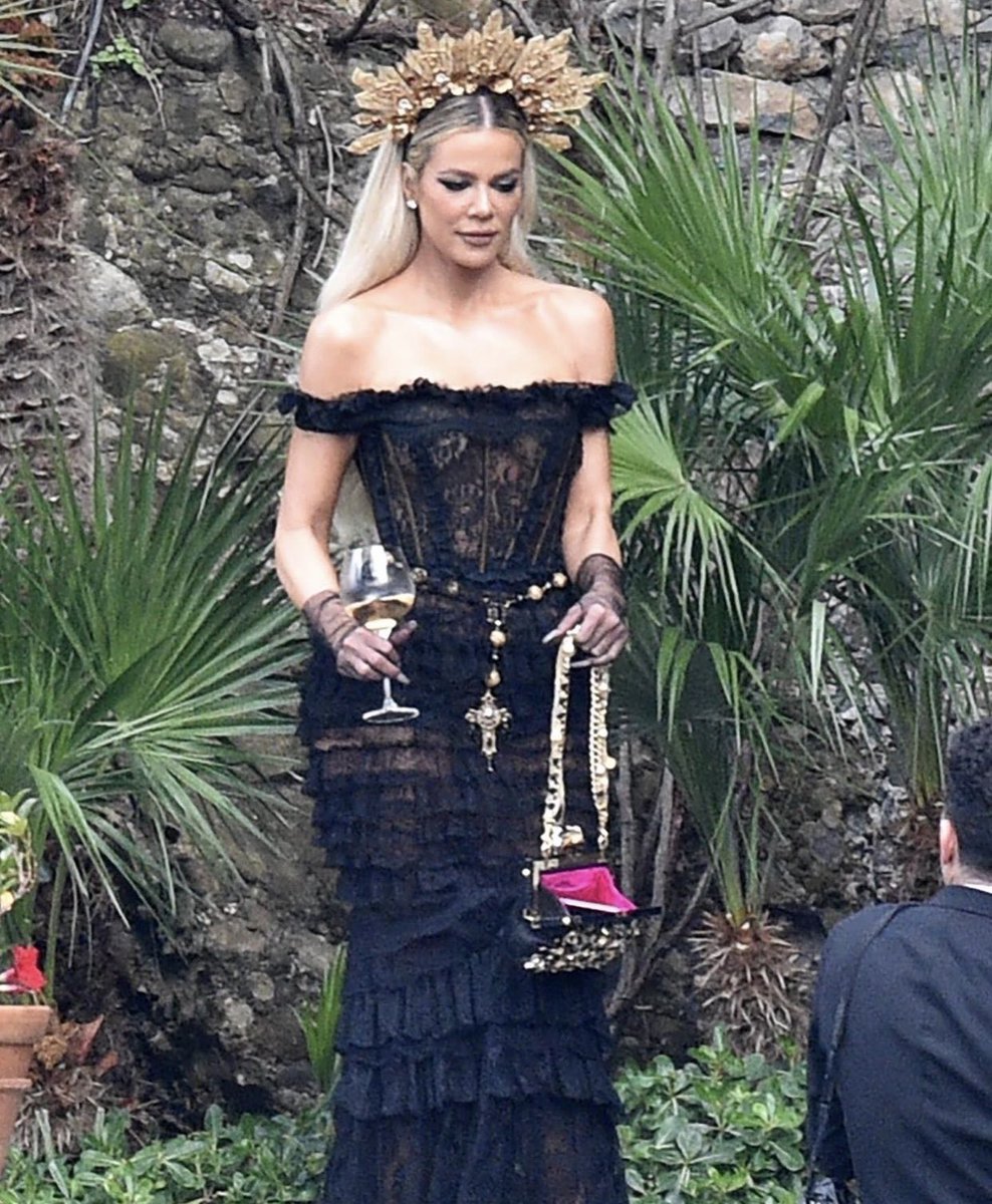 PopCulture2000s's tweet photo. khloé kardashian is the main character idk https://t.co/8VpNDxZHaD