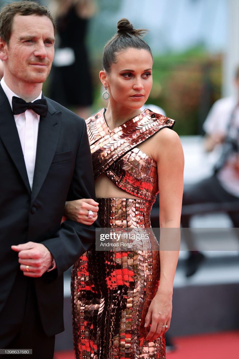 A_drummingsong's tweet photo. Le gioie che non ci regalano Phoenix e Mara che stanno nascosti ce le regalano i Vikassy posando insieme sul red carpet a Cannes 2022. Amori mi siete mancati. 😍🥰❤️ #Cannes2022 #IrmaVep #aliciavikander #MichaelFassbender #vikassy https://t.co/Asc4iklAXp