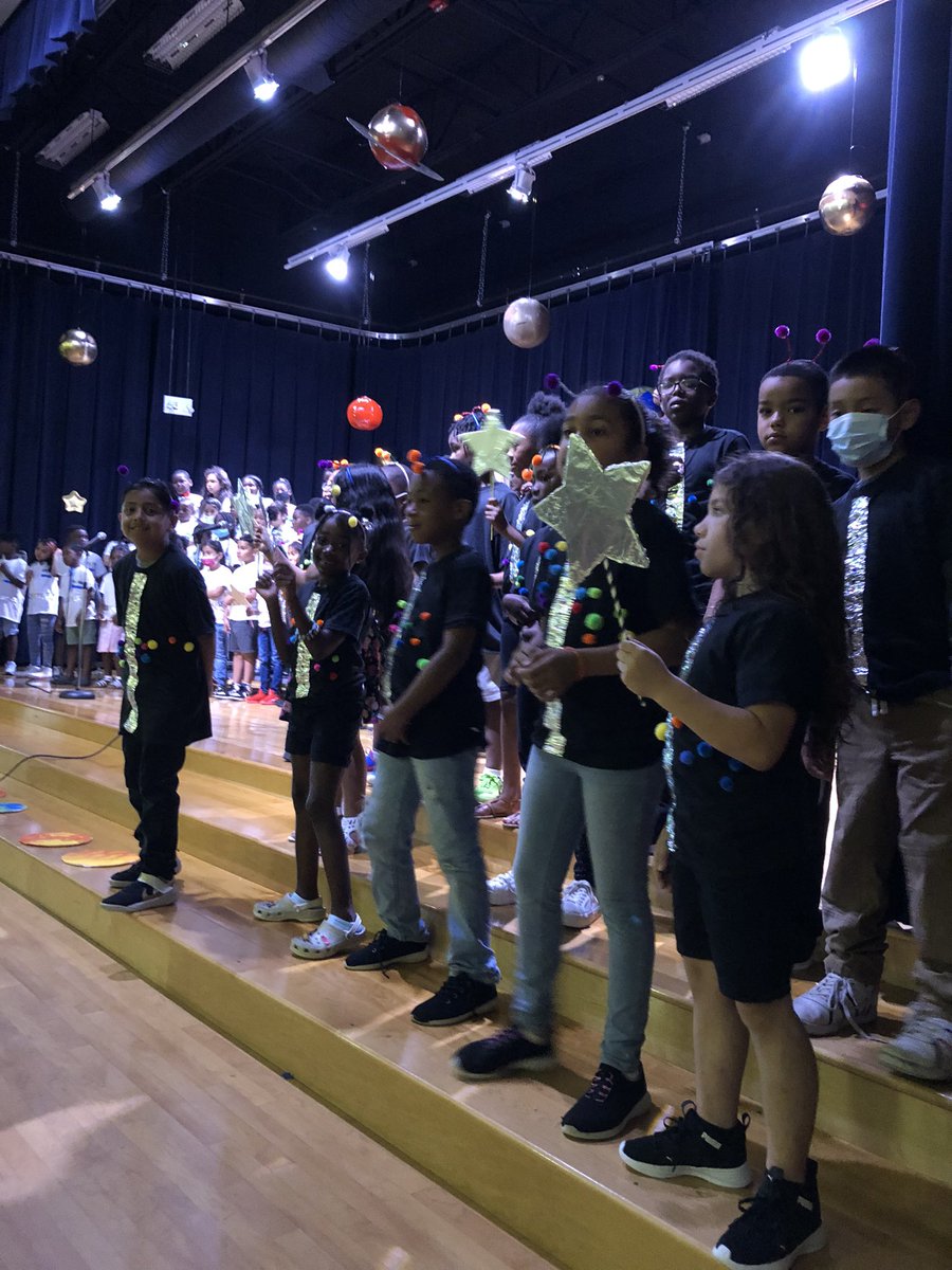 JasonPStrick919's tweet photo. Mrs. Dangerfield produced and directed another out of the world musical performance “Journey Into Outer Space” @RogersLaneES starring our very talented second graders. 🚀💜💛🎤🎼🎹🥁🎷🎺🎸🪕#weROCKit @WCPSS @wcpssEastern https://t.co/nh1az1r6oF