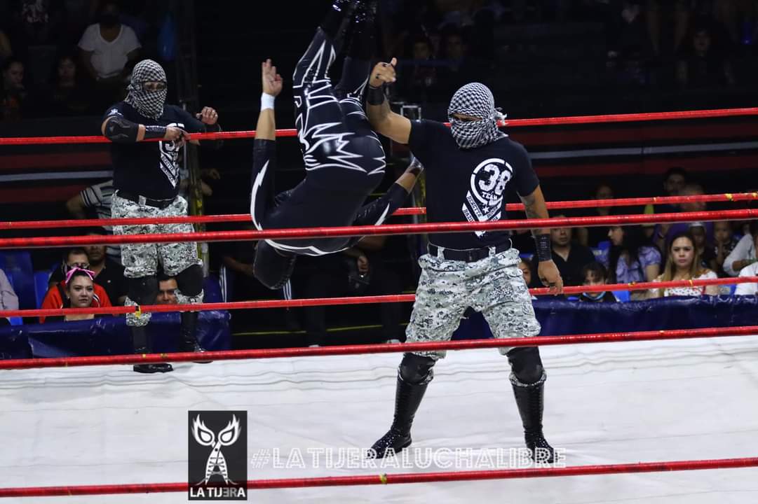LaTijeraLucha's tweet photo. Golpe de autoridad de los representantes de #LuchaTime en #ArenaNaucalpan,al dar cuenta de los integrantes de #IWRG, gran presentación de #Los38: #Granada, #Bomba y #Barreta que rinden a #Genex, #LeyendaNegra y #JhonTito haciendo que la afición explote de júbilo...
#latijera https://t.co/s9s3jh8wWw