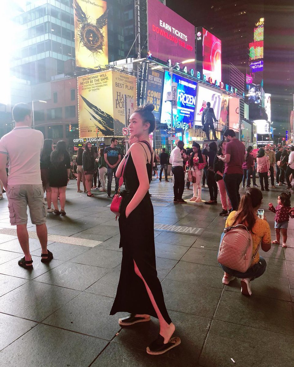 A happy person is not without pain, but not controlled by pain