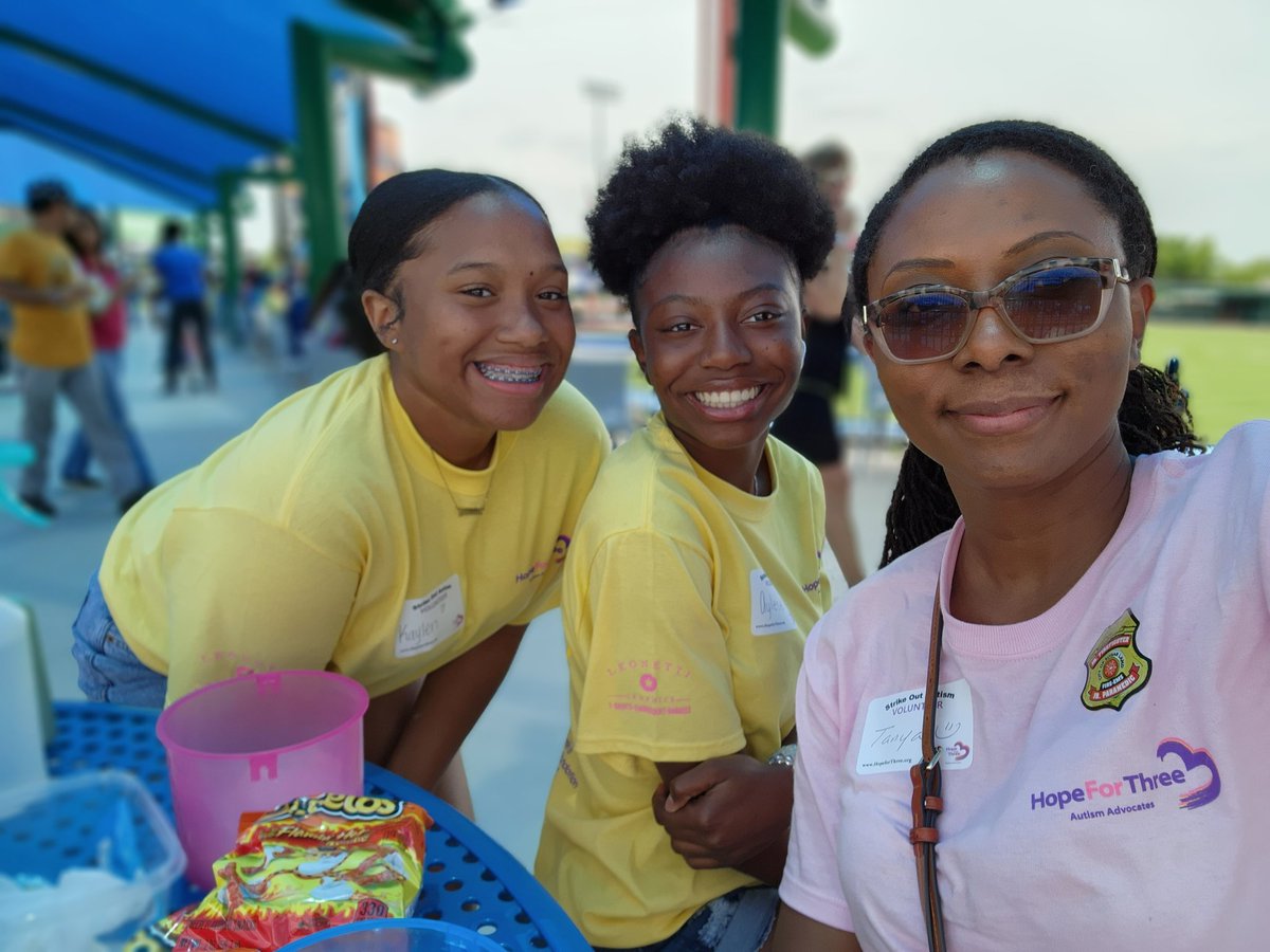 TanyaTheSLP's tweet photo. My girl scouts and the ECSE crew showed up for a fun day at Constellation Field volunteering with #HopeforThree #ECSEptionalCrew @FBISDStuSupport @FortBendISD https://t.co/GrJvGPx5G0