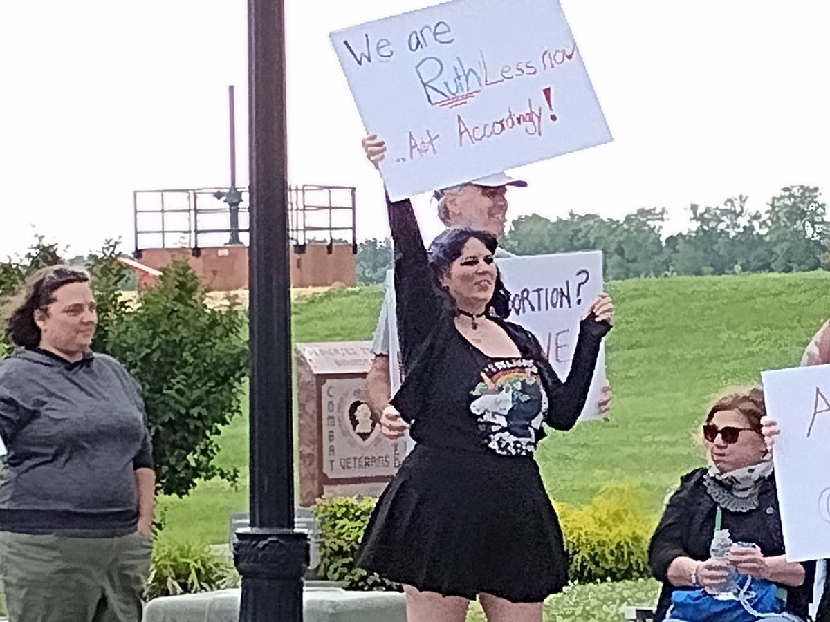 KYConjurer's tweet photo. Evansville, Indiana showed up today. VOTE!!!!
#WomensRights #codifyroenow #prochice #abortionrights #AbortionIsHealthcare #AbortionRightsAreHumanRights #abortionisahumanright #evansville #indiana https://t.co/kKLE8p1pME