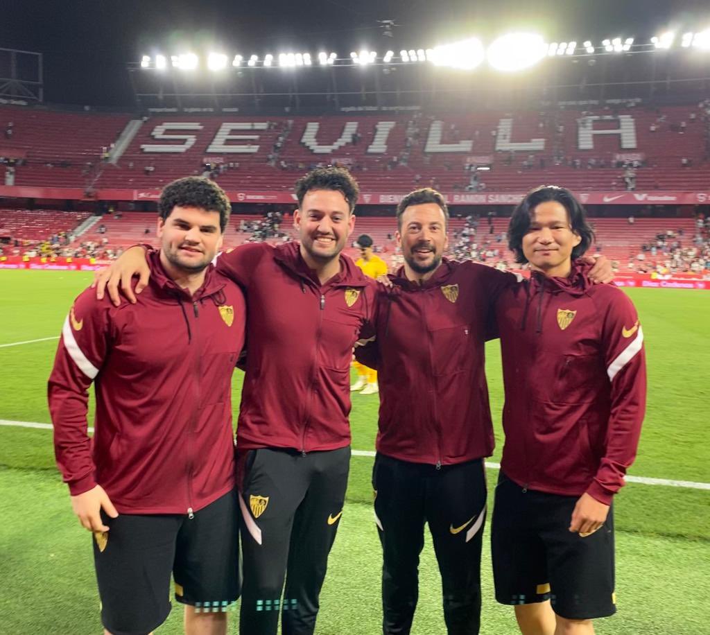 Una temporada mas, una temporada muy bonita y con el objetivo conseguido. Con compañeros como vosotros <a href="/Guzve4/">Juan Antonio Guzman</a> <a href="/footballtw/">Taichi Wakabayashi−若林大智</a> <a href="/adriangc_/">Adrián García</a> todo es mucho mas fácil! Describís a la perfección la palabra EQUIPO. En las buenas y en las malas. ENHORABUENA COMPAÑEROS💪💪💪#AnalisisSFS