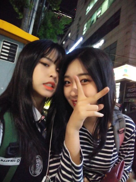 PortaIEU's tweet photo. [🦋] Fotos da E:U durante seu pré-debut: 

#이유 #EU
#EVERGLOW #에버글로우 
@EVERGLOW_twt https://t.co/b8AEJky3HV