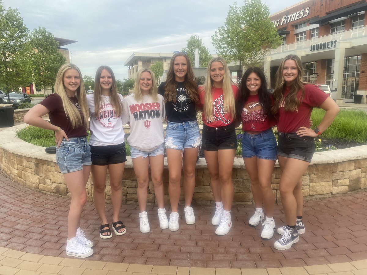 LadyQuakerbball's tweet photo. Good times with a great group of girls at our senior dinner tonight. Can’t wait to hear about all the successes in your future! Good luck! https://t.co/w6yjgdTvB6