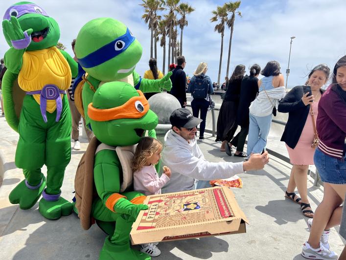 BTCPizzaDayLA's tweet photo. Pizza should be free! Happy Bitcoin Pizza Day from Venice Beach Skatepark 🪙🍕 https://t.co/p5kRIjsDMo