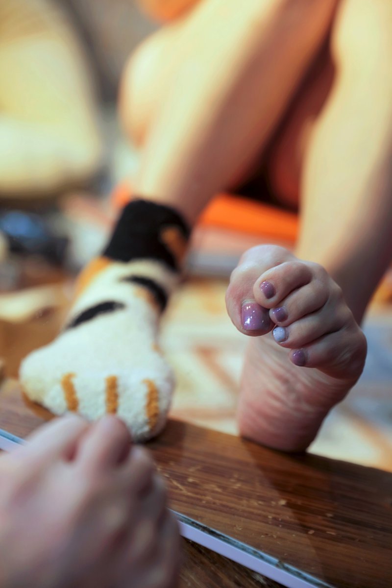 今日的足控福利~
想看更多美美的腳嗎?下方連結點入購買看更多

喜歡腿控、足控、臀控 不能錯過這本唷~
jvid.com/v/Q1GraEXA

📸 <a href="/F_w_katsuya/">藤原克也</a>
 
#私拍 #約拍 #團拍 #棚拍 #外拍 #旅拍 #模特兒 #攝影 #甜美 #笑容 #可鹽可甜 #小姐姐 #性感 #野外 #黑色 #JVID #腿控 #足控 #美甲 #美足