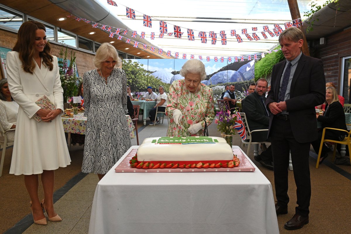 ClarenceHouse's tweet photo. Just announced! 🎂🫖

The Prince of Wales and The Duchess of Cornwall will join Platinum Champions and esteemed guests at the flagship #TheBigJubileeLunch at The Oval in London. https://t.co/WBFH6RIxdL