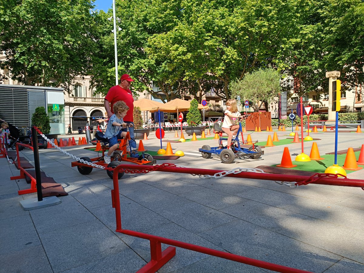 VelectricReus's tweet photo. Quin èxit! 👏🏻💥
Aquest cap de setmana vam celebrar la 6a edició de #Velectric i us volem donar les gràcies per la gran rebuda i la vostra participació! 🥳
Després d'una edició virtual, a causa de la pandèmia, enguany hem tornat a la plaça Llibertat amb rècord d'expositors, 18!
⬇️ https://t.co/fXL5XHEKjP