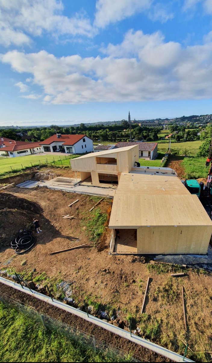 Primavera de obras #Passivhaus, avanzando la #casapasivacabueñes con estructura #CLT de @klh_massivholz_gmbh 
Podéis seguir la evolución de las obras en: photos.app.goo.gl/4jvohpRZ9HRyiz…
Seguimiento de obra exhaustivo junto al gran trabajo de @elisaruafigueroa #madera #diseñobioclimatico