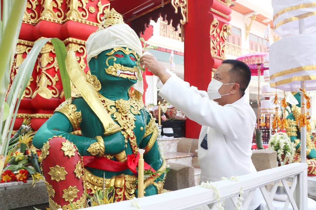 military37's tweet photo. 28 พ.ค.65, 0900 พล.ต.ประพัฒน์ พบสุวรรณ ผบ.มทบ.37 มอบหมายให้ พ.อ.บุญญฤทธิ์ เกษตรเวทิน รอง ผบ.มทบ.37 เป็นผู้แทนร่วมพิธีบูชาเสาสะดือเมืองเชียงราย บวงสรวงสังเวยอารักษ์เมืองเชียงรายและใส่ขันดอกไม้ โดยมี นาย บัญชา เชาวรินทร์ รองผวจ.ช.ร. เป็นประธาน ณ วัดกลางเวียง ต.เวียง อ.เมือง จว.ช.ร. https://t.co/ul4dZUNmmW