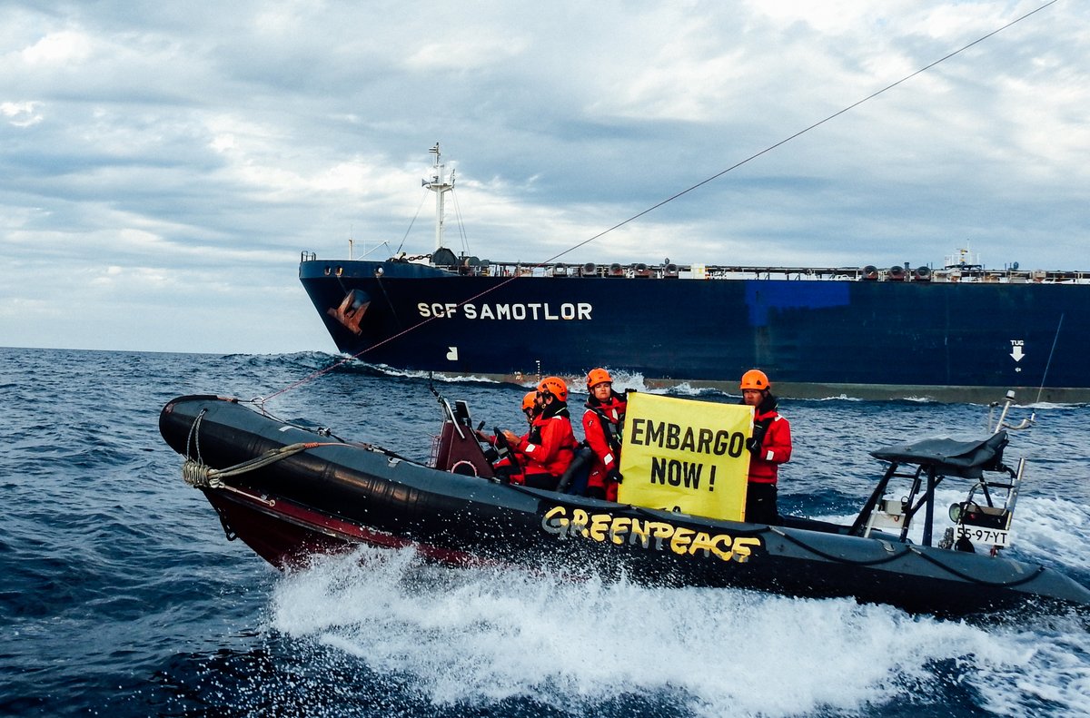 Peace not oil!
While European leaders meet for another summit, Russian fossil fuels keep flowing into Europe. @gp_warrior protested yesterday in front of a tanker with Russian oil in the Adriatic Sea. We need #EmbargoNOW! #StopFuellingWar #Energy4Peace