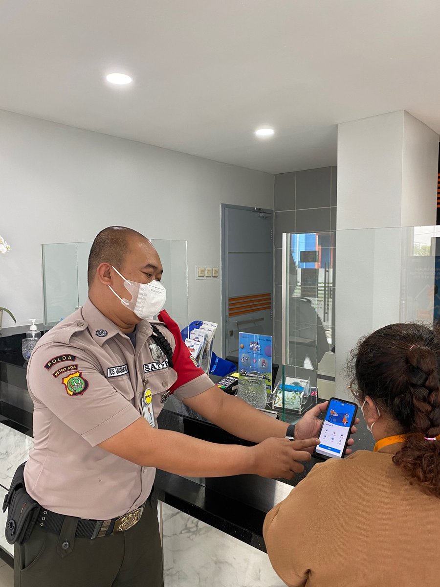 desniarsm's tweet photo. Satpam BRI siap&amp;sigap membantu sobat untuk bertransaksi dengan mudah di BRI .
#SatpamBRISigap 
#ROBRIJakarta2 
#0385 https://t.co/PgxrNQv1Vo
