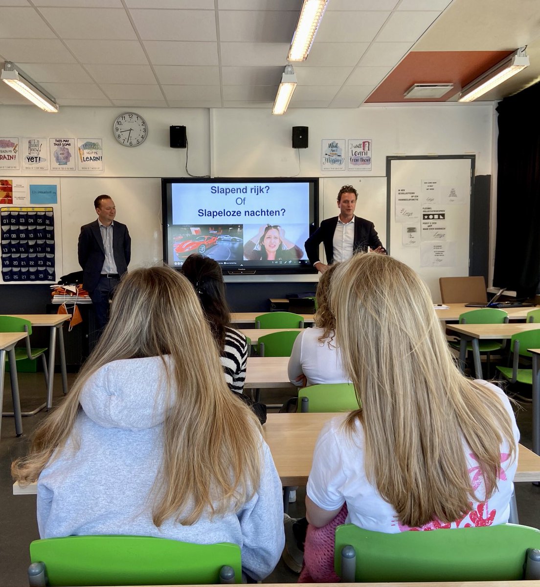 Roy Berns en Michiel Koudijs staan klaar voor een gastles ⁦<a href="/scholenstrijd/">Scholenstrijd</a>⁩ in Noordwijkerhout.