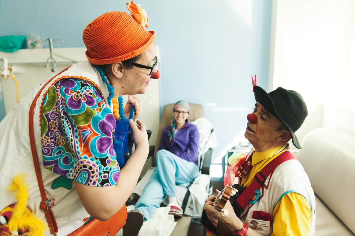 payasospital's tweet image. Música, pompas de jabón, marionetas... aparecen por las habitaciones de los pacientes pediátricos con los doctores y doctoras más molones del hospital para llevarles ilusión y alegría... Hoy estamos en @HospitalLaFe @GVAclinic @GVAsalualicante