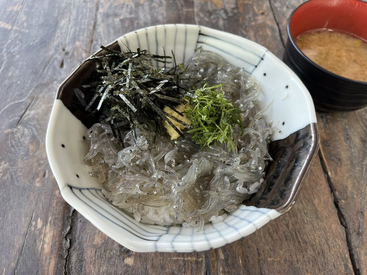 YuichirouButter's tweet photo. 湘南にある「しらすや」でしらす丼食べました。取れたてのしらす。
#しらすや #しらす丼 #湘南 https://t.co/SMleA9TOzc