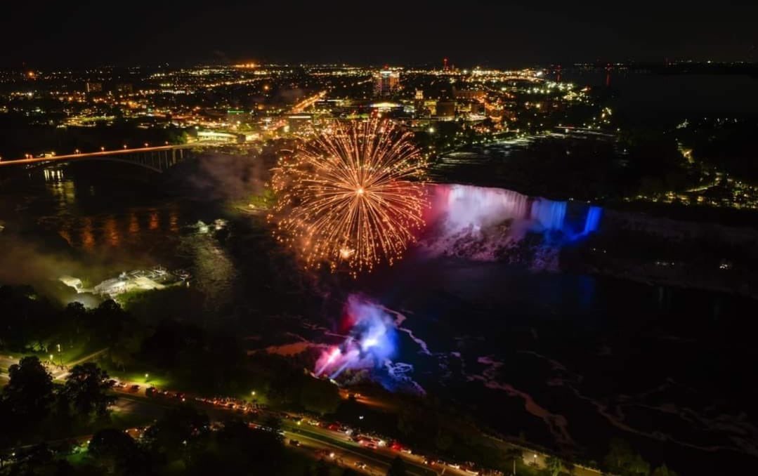 MFA_Croatia's tweet photo. Slapovi Niagare osvijetljeni u bojama hrvatske zastave povodom Dana državnosti i 30. obljetnice međunarodnog priznanja 🇭🇷. https://t.co/IOKWXnpvOb