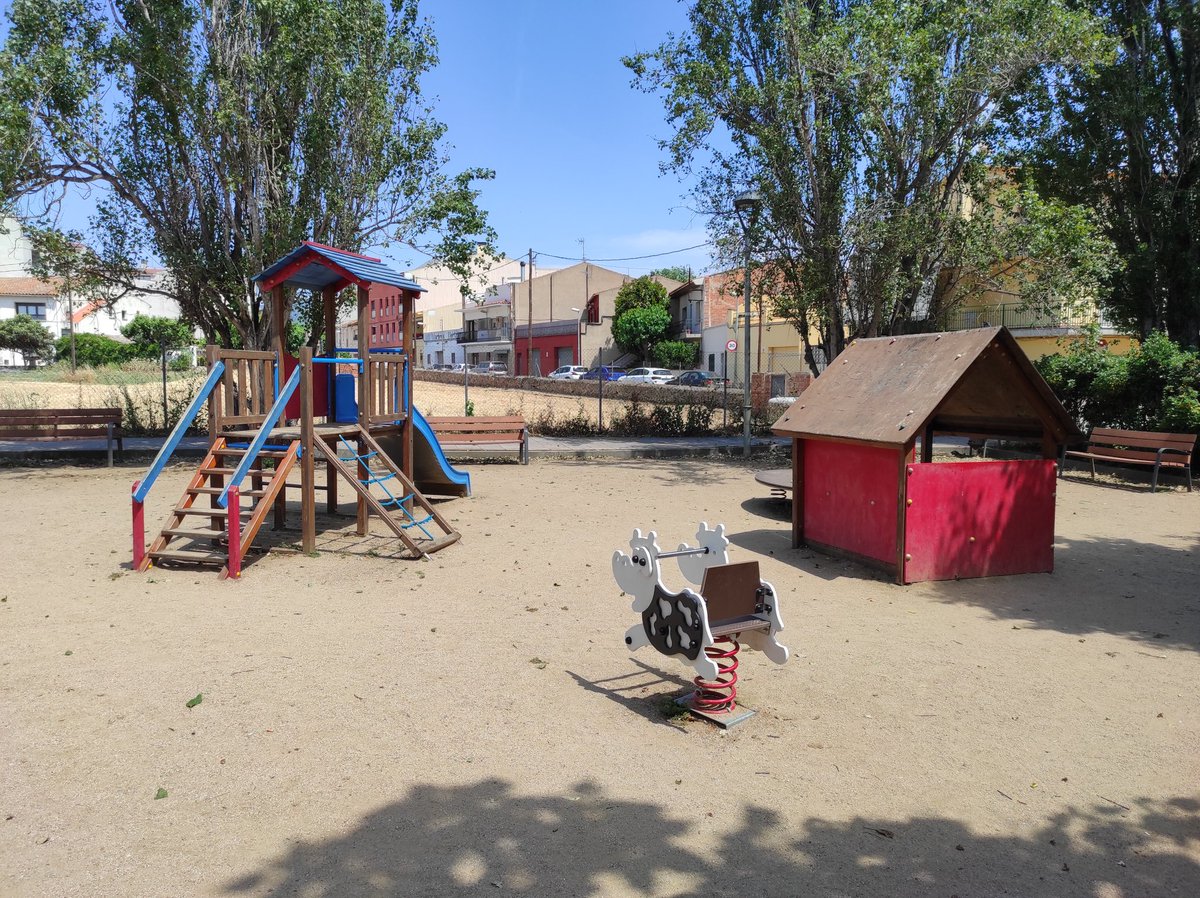 mixomoixaines's tweet photo. Hola! @ajcardedeu necessitem més hombres als parcs de Cardedeu...No es podrien posar més toldos d'hombreig? Com el que es va col·locar a la zona de petanca del parc de Bellavista?Aquí a la plaça de la llibertat i a altres parcs de Cardedeu, els nens us ho agrairan!Moltes gràcies! https://t.co/ZvH77tO2Wh