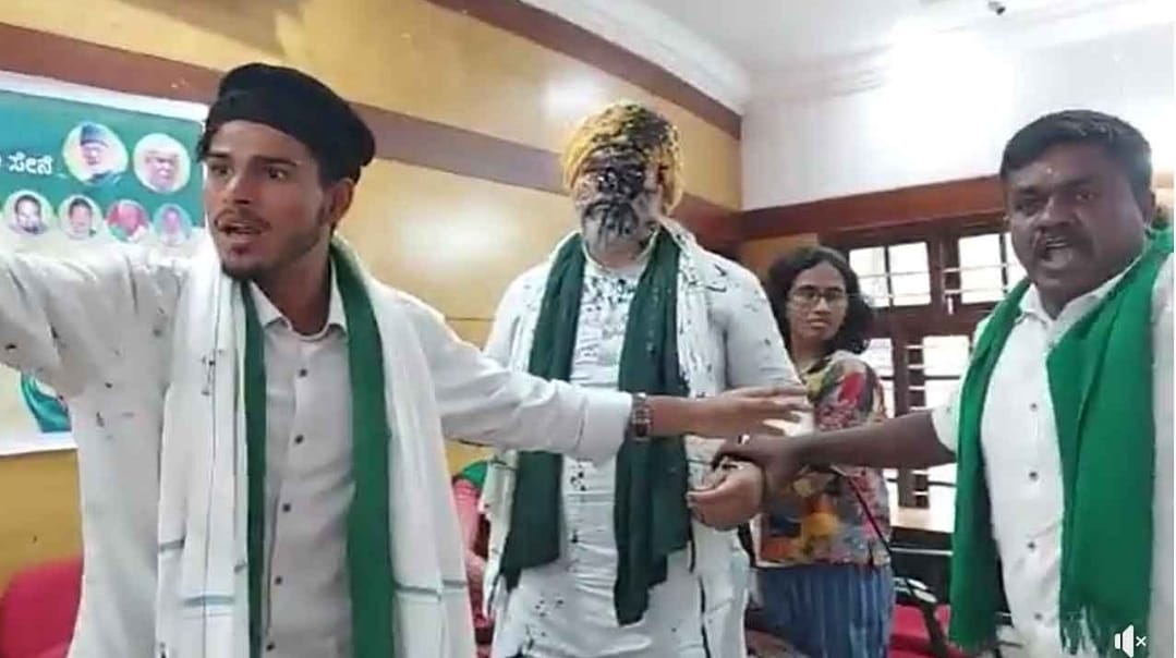 Black ink attack on peasant leader Rakesh Tikayat in Bengaluru is highly condemnable. Ethics and etiquettes are not in the fascist dictionary, but it's regrettable that rule of law has disappeared from  the country
thehindu.com/news/national/…