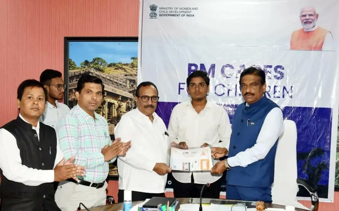 SunilChavan_IAS's tweet photo. पंतप्रधानांच्या ऑनलाईन उपस्थितीत औरंगाबाद जिल्ह्यातील 26अनाथ बालकांना प्रमाणपत्र वाटप,अपुलकीच्या संवादातून जिल्हाधिकारी सुनील चव्हाण यांनी बालकांना ��ोबत असल्याचा दिला विश्वास,पीएम केअर्स फॉर चिल्ड्रेन योजनेंतर्गत कोरोनामुळे दोन्ही पालक गमावलेल्या बालकांना केली जाणार  सर्व मदत. https://t.co/ASwNYNqGtn