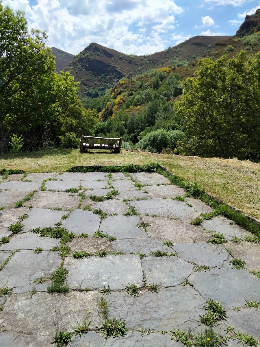 proencialibros's tweet photo. 🌼 A #libraríadaProencia estivemos no #Courel, na #casadasTecedeiras
💜 É un lugar fermosísimo de #Vieiros, onde a Asociación #MulleresePalabras de Vigo celebrou un emocionante encontro en torno ao arte, literatura, cinema e outros proxectos dirixidos por mulleres 👣 https://t.co/8zOHbW17qd