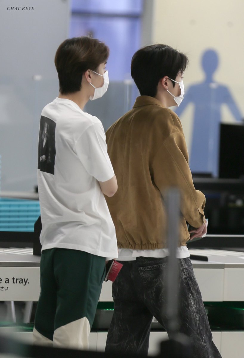 JAEWOOLOOKS's tweet photo. jaehyun and jungwoo at narita airport https://t.co/NVt0rnT0Vl